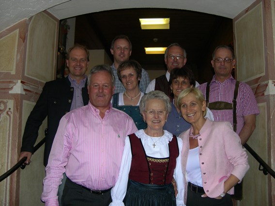 vorne von links nach rechts: Sohn Alois, Buchner Hanni, BGM Sonja Ottenbacher; zweite Reihe: Vizbgm. Cornel Knapp, Töchter Maria und Rosi, Sohn Erich; hinten: die Söhne Herbert und Erich
